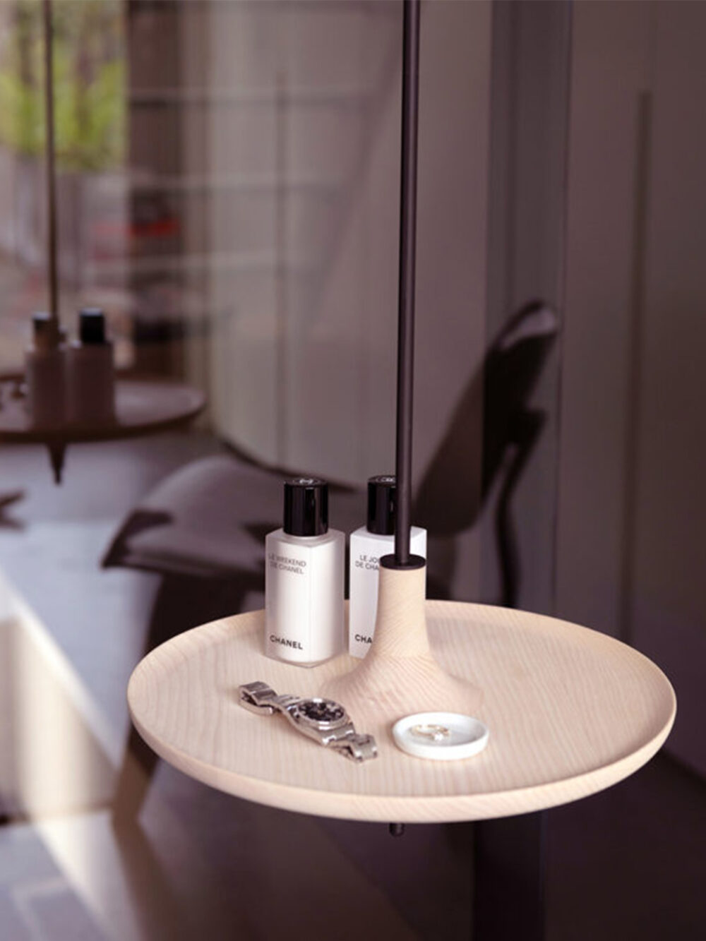 Table suspendue frêne blanchi avec tige en métal noir