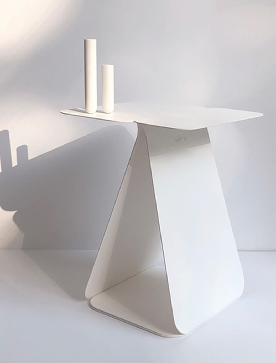 Table rectangulaire blanche avec vase sur fond blanc