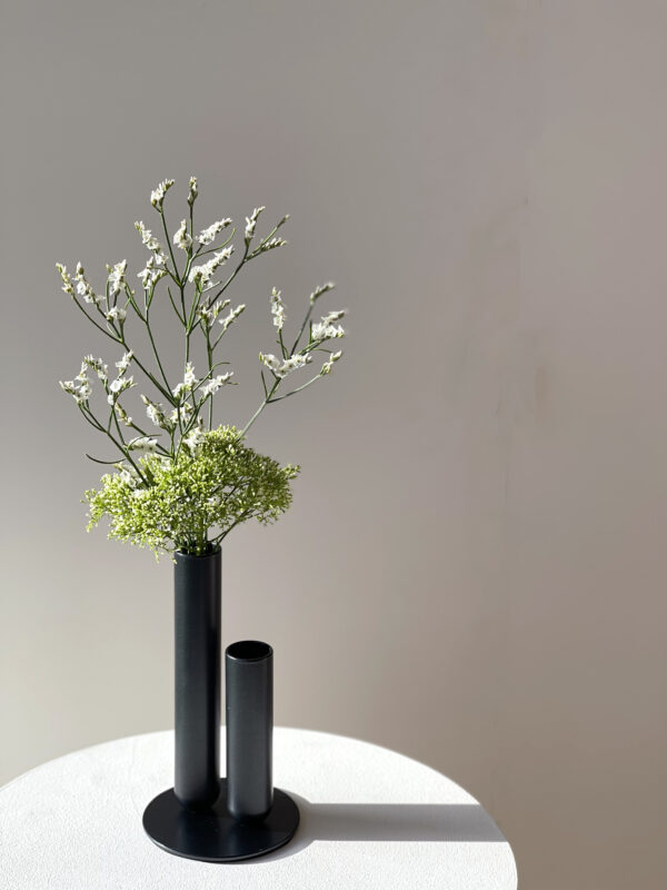 Vas soliflore en métal tourné noir avec des fleurs
