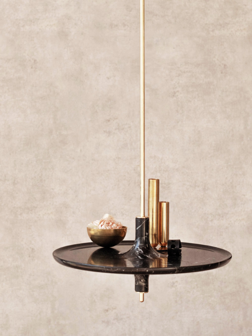table suspendue en marbre noir neero maroquina avec tige en laiton