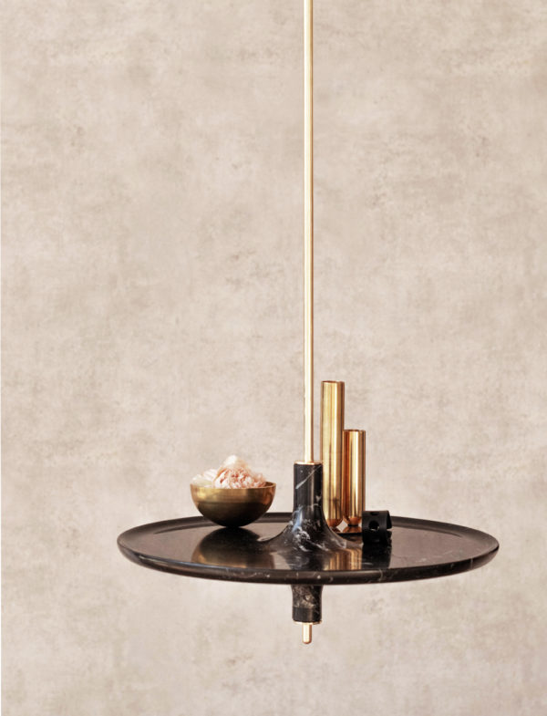 table suspendue en marbre noir neero maroquina avec tige en laiton