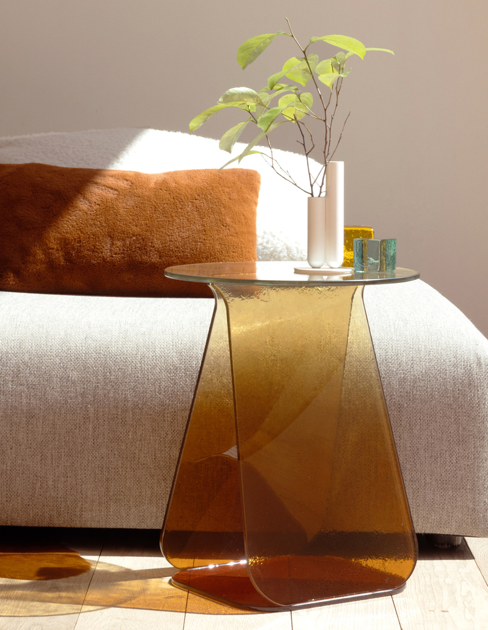 Round table in gradient amber glass