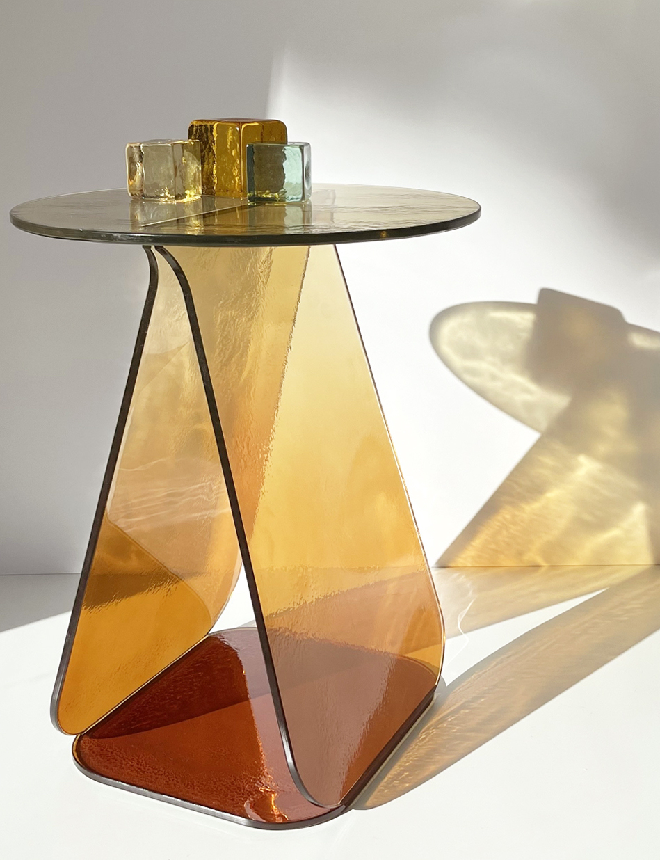 Round table in gradient amber glass